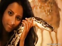 Sexy encantadora de serpientes