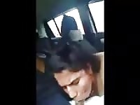 Vollbusige indische MILF liefert im Auto ab