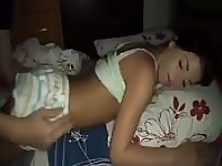 Mädchen im Schlaf von Papa gefickt