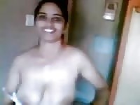 Linda indiana tirando suas roupas