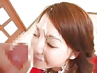 Heiße japanische Frau bekommt Ladung ins Gesicht