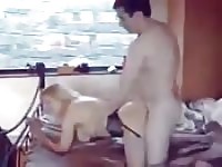 MILF blonde se tape un jeune au pieu