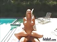 Una bionda australiana arrapata e scopata in piscina